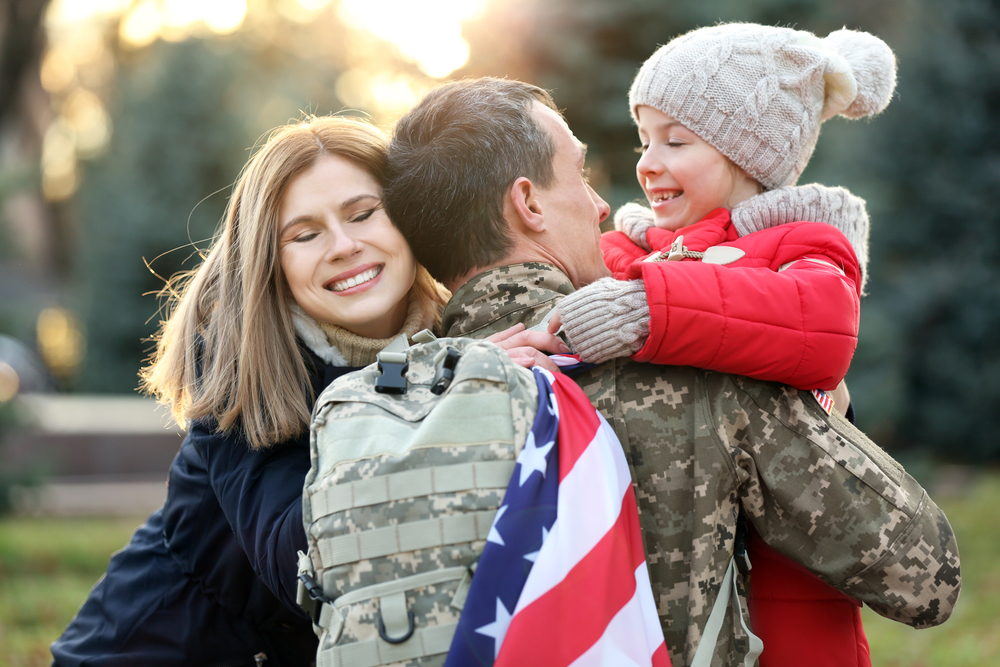 Usa,Soldier,Hugging,His,Family,Outdoors